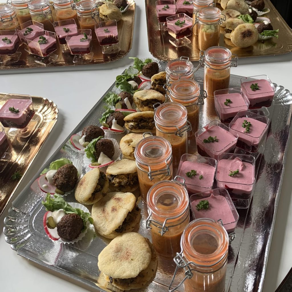Mini-délices traiteur Amour des Saveurs : burgers maison, falafels et verrines pour événements