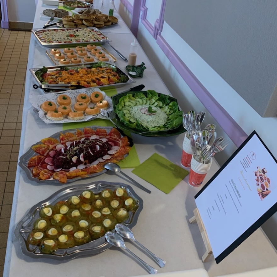 Buffet traiteur complet avec verrines, saumon fumé, charcuterie et salades pour événement