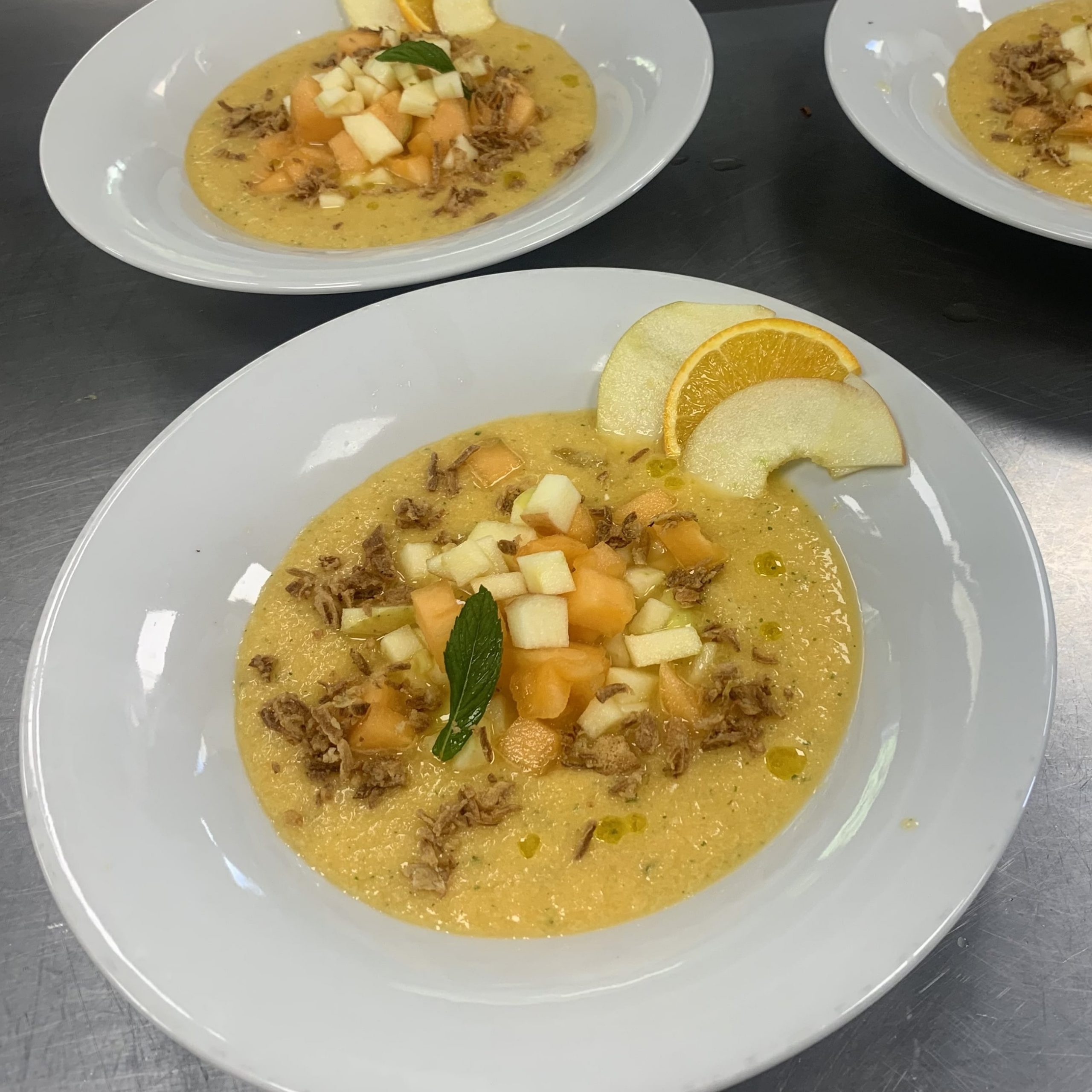 Gaspacho de melon avec fruits frais en dés et tranches de pomme