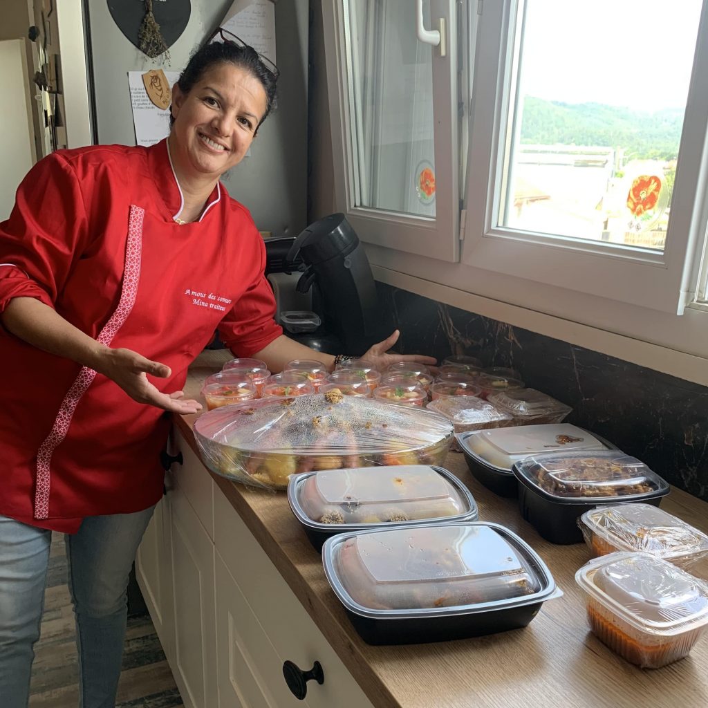 Mina Rouillon chef à domicile préparant des plats traiteur dans les Vosges